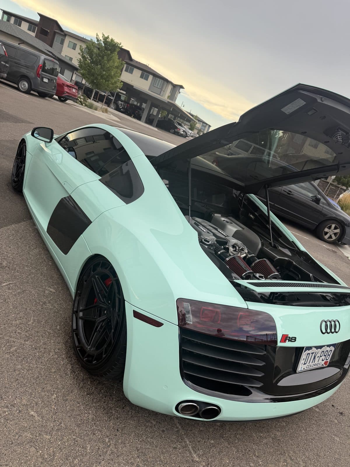 El Audi R8 con el cofre del motor abierto, mostrando el motor V8.